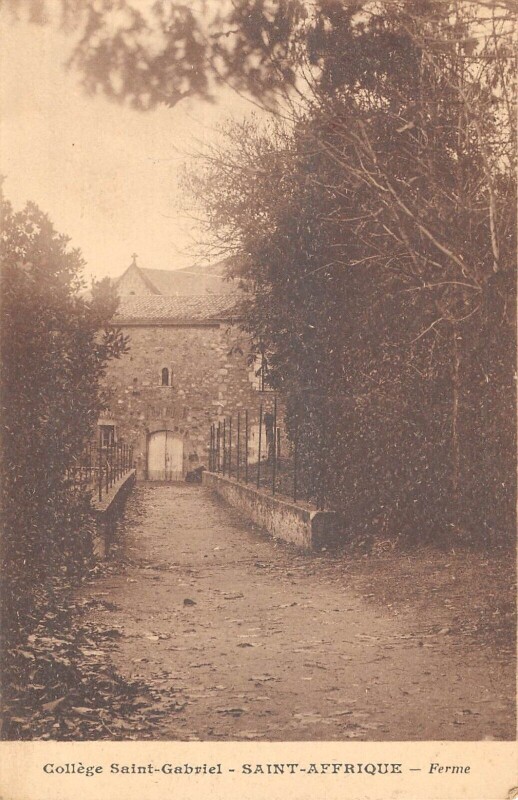 Carte postale ancienne Saint Affrique - College Saint Gabriel - Ferme - cliché rare à Saint-Affrique