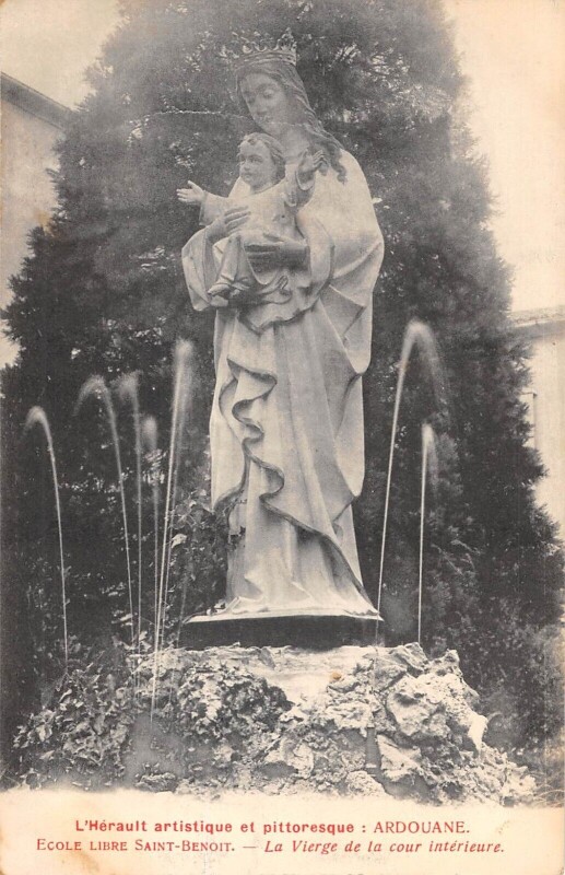 Carte postale ancienne Ardouane - Ecole Libre Saint Benoit - La Vierge De La Cour Interieure