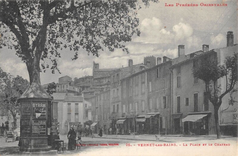 Carte postale ancienne Vernet Les Bains / La Place Et Le Chateau à Vernet-les-Bains