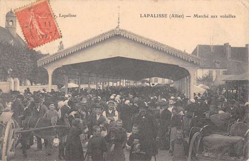 Carte postale ancienne Lapalisse - Marche Aux Volailles à Lapalisse