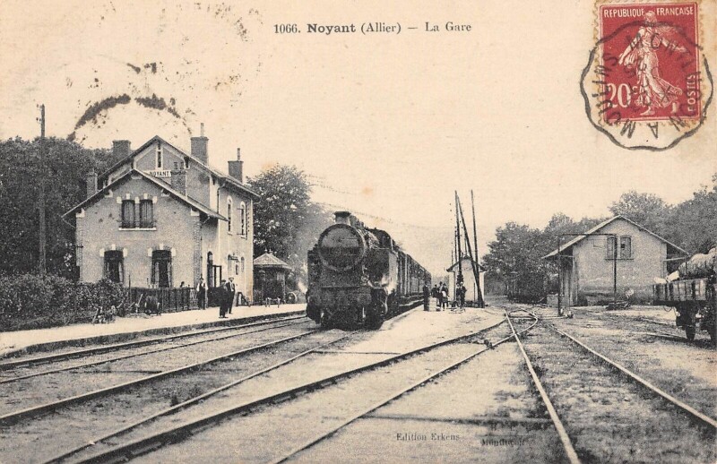 Carte postale ancienne Noyant / La Gare / Train