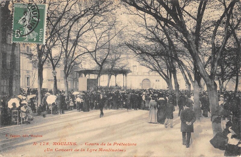 Carte postale ancienne Moulins / Cours De La Prefecture / Un Concert De La Lyre Moulinoise à Moulins