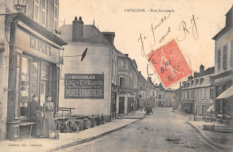 Carte postale ancienne Lapalisse - Rue Nationale - Magasin Meunier à Lapalisse