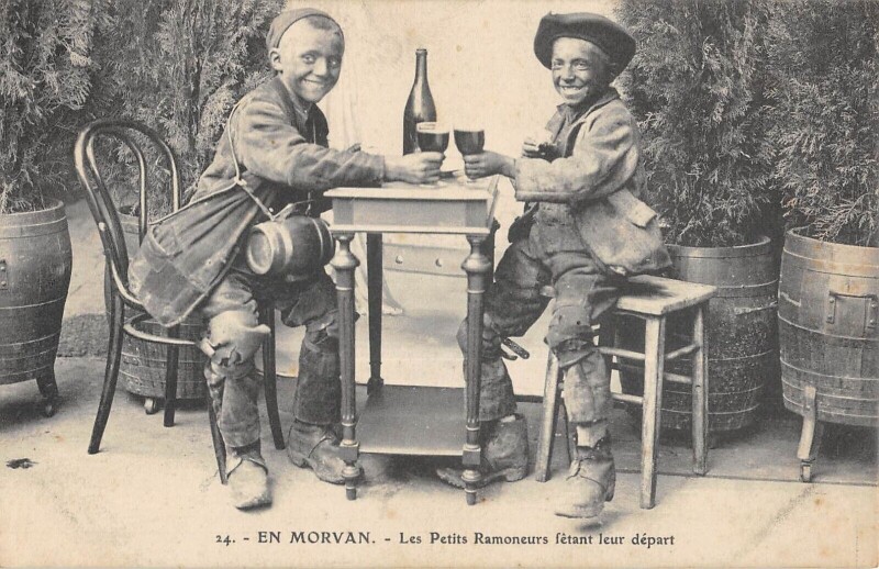 Carte postale ancienne En Morvan / Les Petits Ramoneurs Fetant Leur Depart