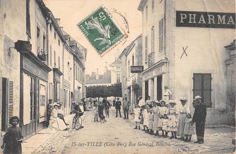 Carte postale ancienne Is Sur Tille - Rue General Bouchu à Is-sur-Tille