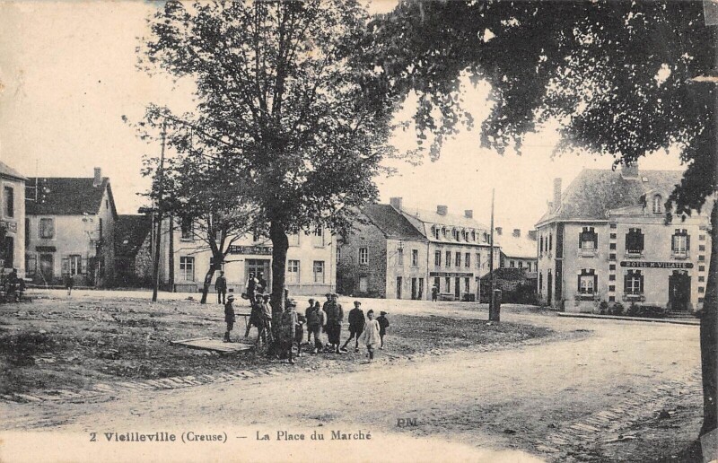 Carte postale ancienne Vieilleville - La Place Du Marche
