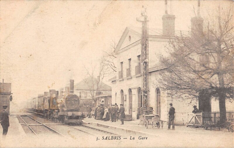 Carte postale ancienne Salbris - La Gare - Train à Salbris