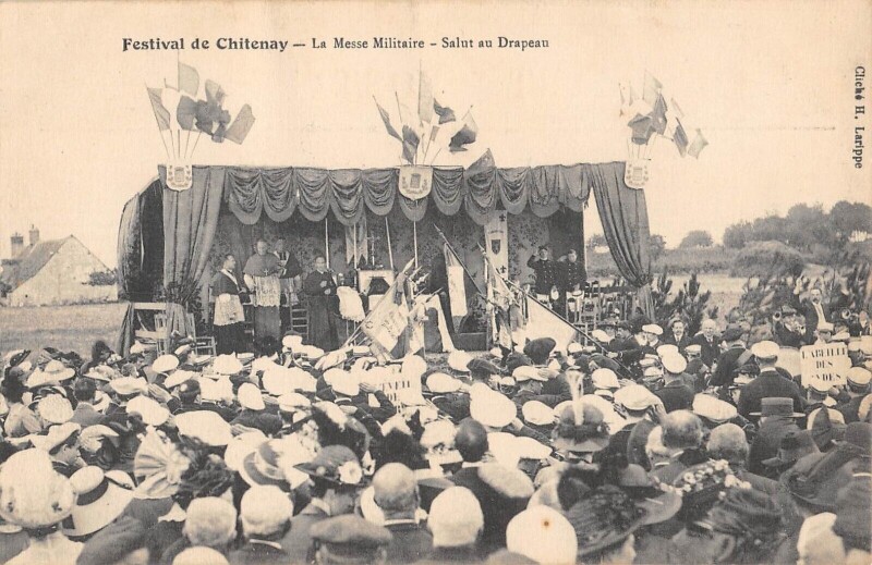 Carte postale ancienne Festival De Chitenay - La Messe Militaire - Salut Au Drapeau à Chitenay