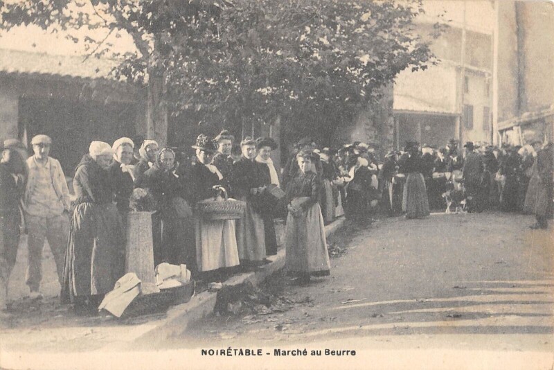 Carte postale ancienne Noiretable - Marche Au Beurre