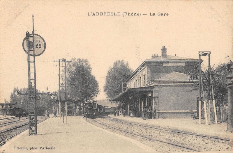 Carte postale ancienne L'Arbresle - La Gare - Train à L'Arbresle