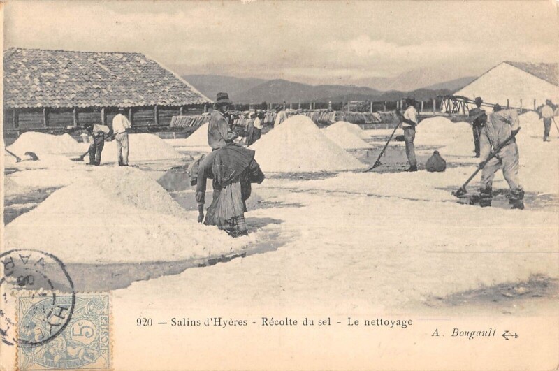 Carte postale ancienne 13 Salins D'Hyeres - Recolte Du Sel - Le Nettoyage