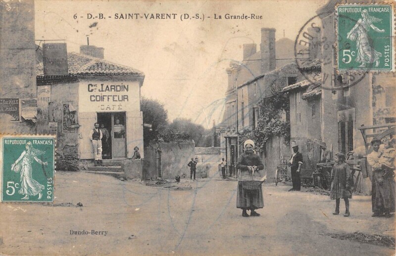 Carte postale ancienne Saint Varent La Grande Rue à Saint-Varent