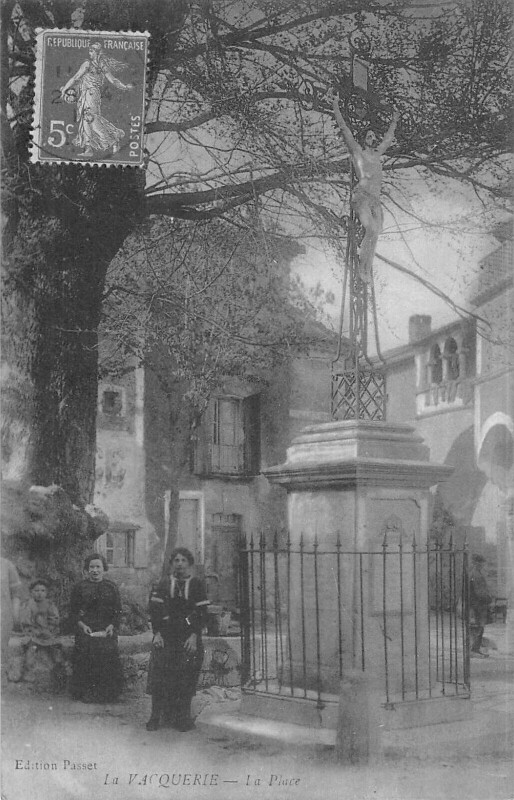 Carte postale ancienne La Vacquerie - La Place