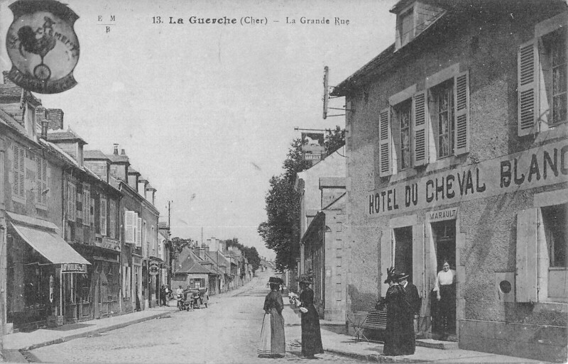 Carte postale ancienne La Guerche - La Grande Rue