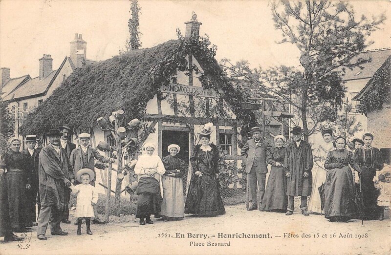 Carte postale ancienne Henrichemont - Fetes Des 15 Et 16 Aout 1908 - Place Besnard à Henrichemont