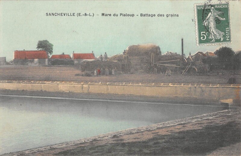 Carte postale ancienne Sancheville - Mare Du Pialoup - Battage Des Grains à Sancheville