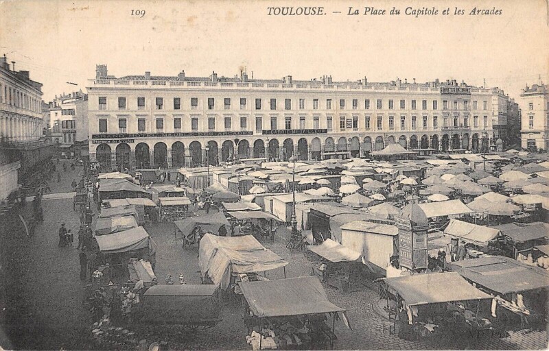 Carte postale ancienne Toulouse - La Place Du Capitole Et Les Arcades à Toulouse