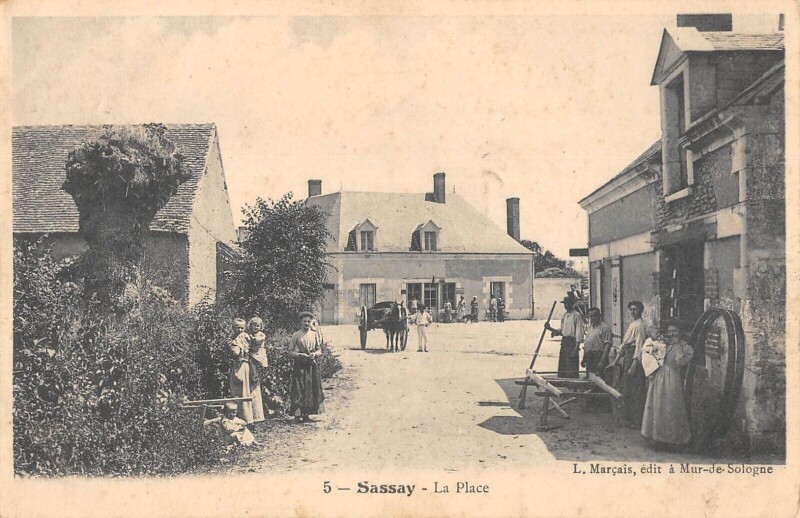 Carte postale ancienne Sassay - La Place à Sassay