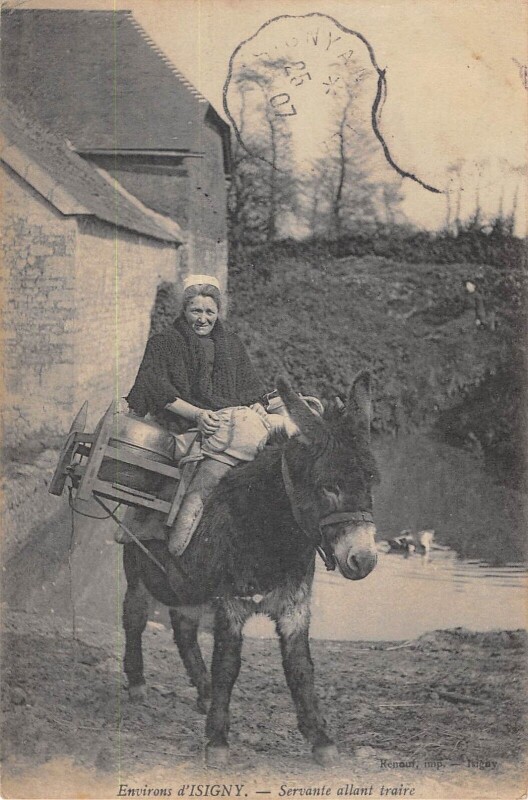 Carte postale ancienne Environs D'Isigny - Servante Allant Traire