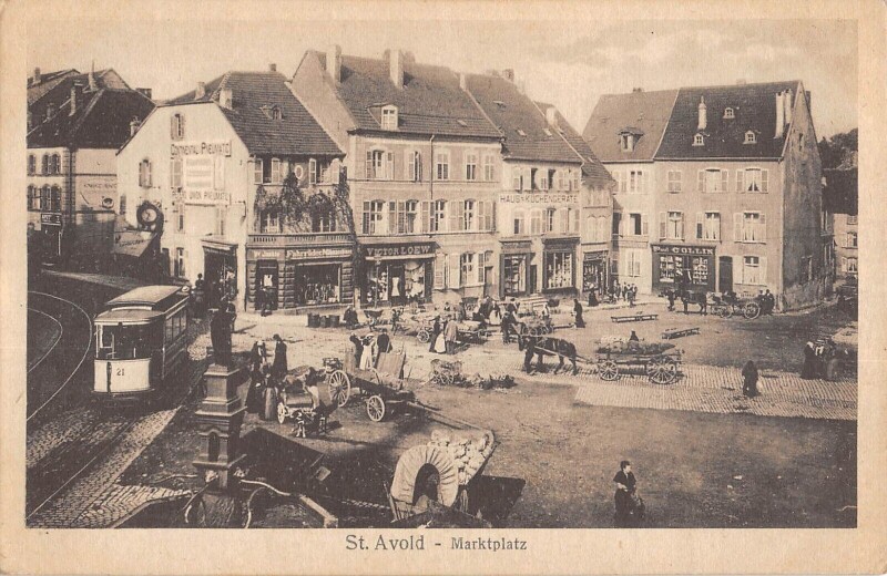 Carte postale ancienne Saint Avold - Marktplatz - Attelage A Chien Sur La Place à Saint-Avold
