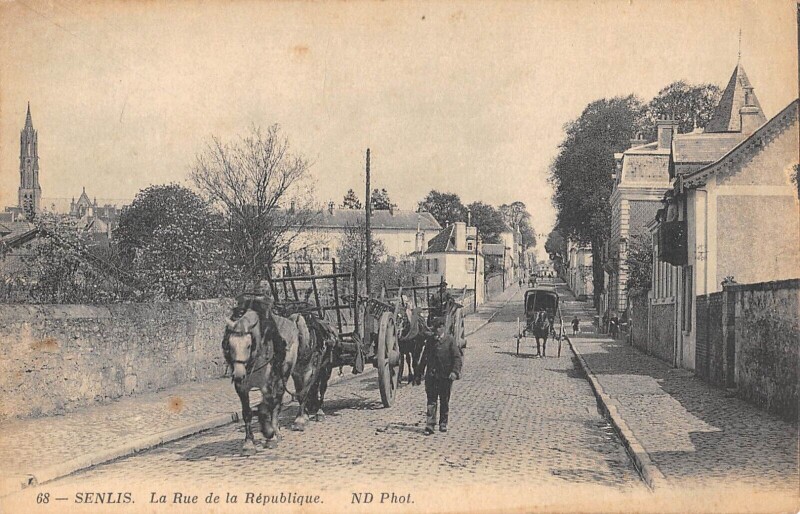 Carte postale ancienne Senlis - La Rue De La Republique à Senlis