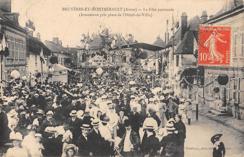 Carte postale ancienne Bruyeres Et Montberault - La Fete Patronale - Instantane Pris Place De L'