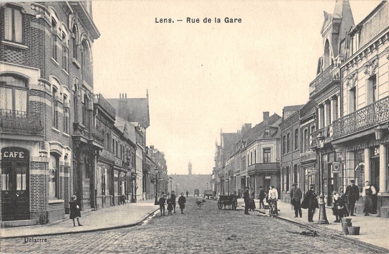 Carte postale ancienne Lens / Rue De La Gare