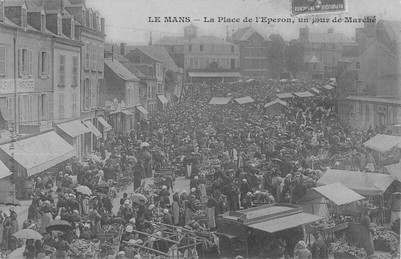 Carte postale ancienne Le Mans / La Place De L'Eperon / Un Jour De Marche au Mans