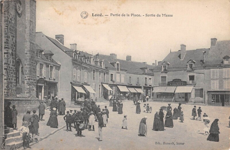 Carte postale ancienne Loue - Partie De La Place - Sortie De Messe