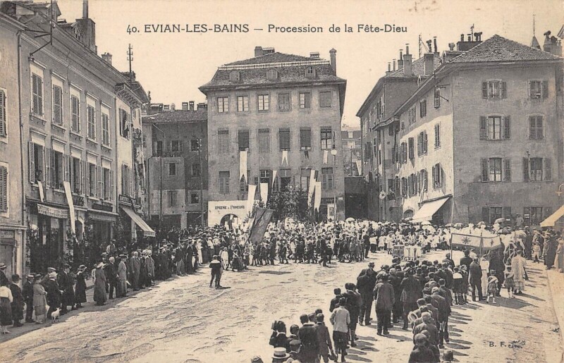 Carte postale ancienne Evian - Procession De La Fete Dieu