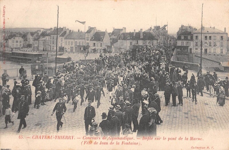 Carte postale ancienne Chateau Thierry - Concours De Gymnastique - Defile Sur Le Pont De La Marn