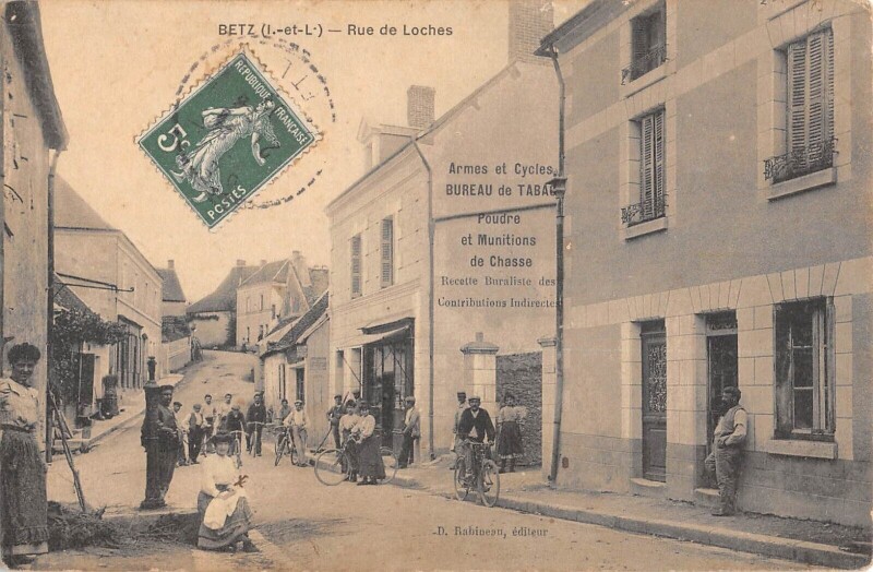 Carte postale ancienne Betz - Rue De Loches - Bureau De Tabac à Loches