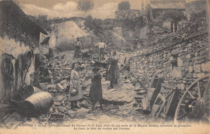 Carte postale ancienne Chinon - Effondrement Du Coteau 1921 - Ce Qui Reste De La Maison Demoy / à Chinon