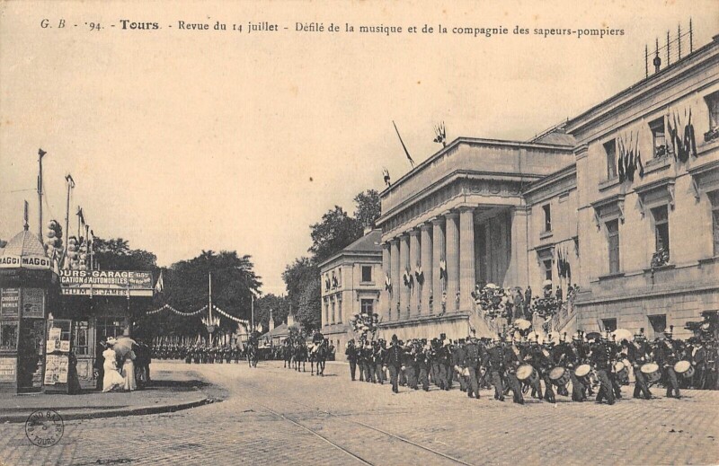Carte postale ancienne Tours / Revue Du 14 Juillet / Defile De La Musique Et De La Compagnie Des à Tours