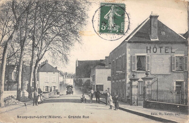 Carte postale ancienne Neuvy Sur Loire - Grande Rue à Neuvy-sur-Loire