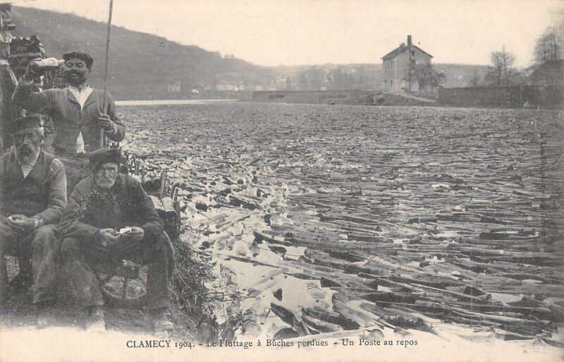 Carte postale ancienne Clamecy / Le Flottage A Buches Perdues / Un Poste Au Repos à Clamecy