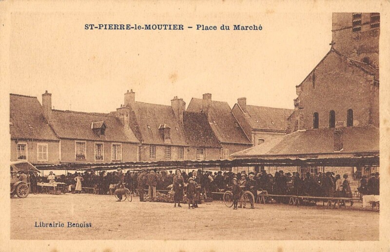 Carte postale ancienne Saint Pierre Le Moutier - Place Du Marche