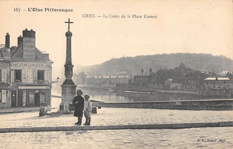Carte postale ancienne Creil - La Croix De La Place Carnot à Creil