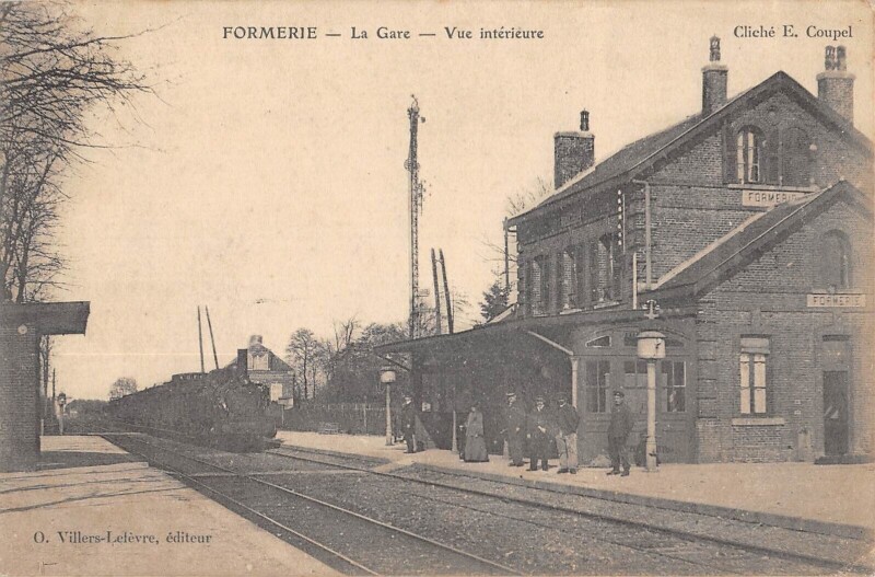 Carte postale ancienne Formerie / La Gare / Vue Interieure / Train à Formerie