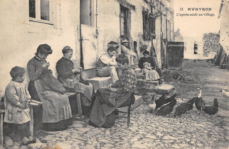 Carte postale ancienne Aveyron - L'Apres Midi Au Village
