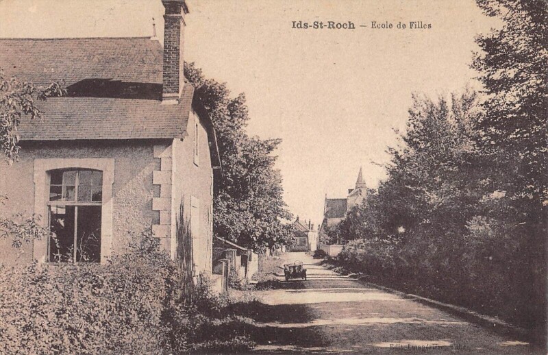 Carte postale ancienne Ids Saint Roch - Ecole De Filles - cliché rare à Ids-Saint-Roch