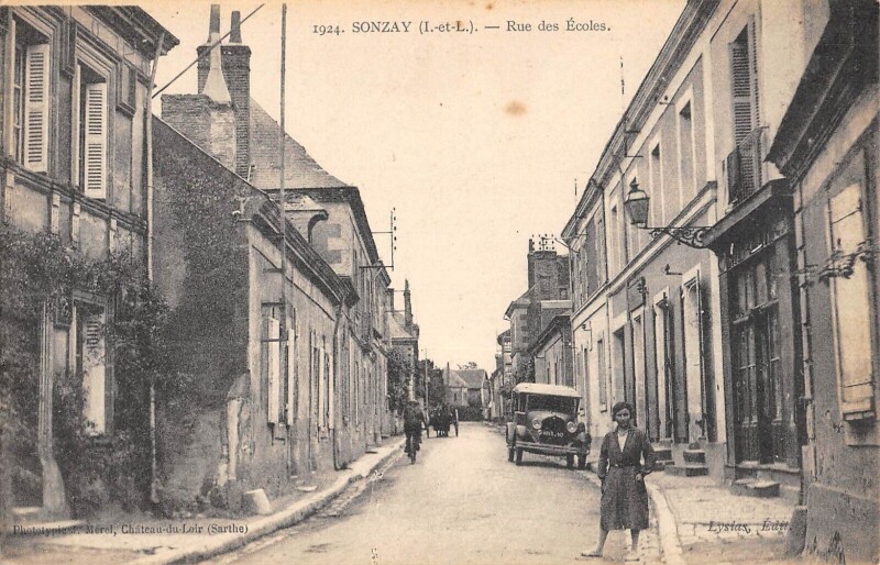 Carte postale ancienne Sonzay - La Rue Des Ecoles - cliché rare à Sonzay