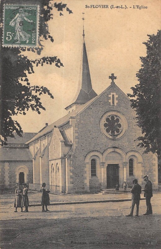 Carte postale ancienne Saint Flovier - Eglise à Saint-Flovier