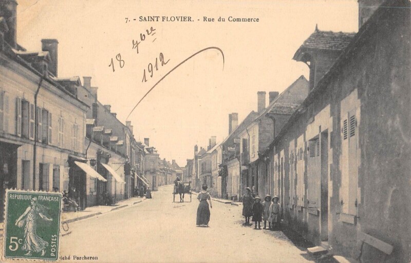Carte postale ancienne Saint Flovier - Rue Du Commerce à Saint-Flovier