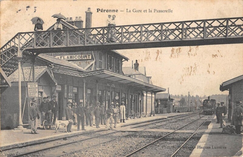Carte postale ancienne Peronne / La Gare Et La Passerelle
