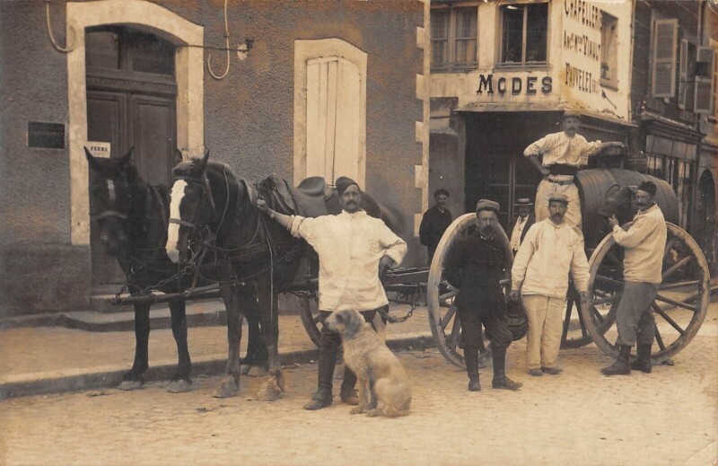 Carte postale ancienne Auxerre - Carte Photo - Situee Au 12 Rue De L'Horloge Chapellerie Viault à Auxerre