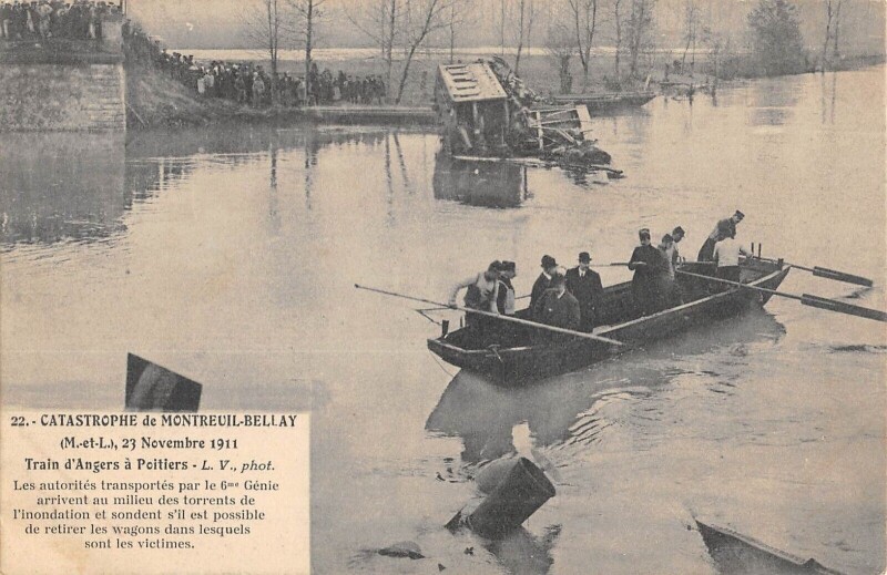 Carte postale ancienne Catastrophe De Montreuil Bellay - Train D'Angers A Poitiers 1911 à Angers