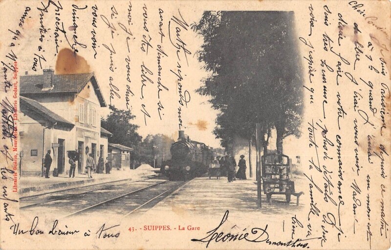 Carte postale ancienne Suippes / La Gare / Train à Suippes