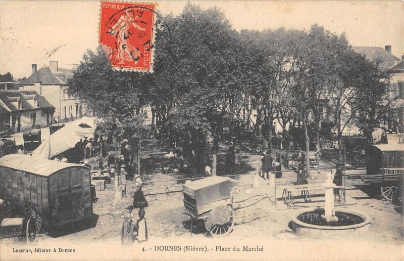 Carte postale ancienne Dornes - Place Du Marche à Dornes