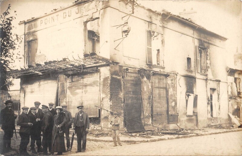 Carte postale ancienne Senlis - Carte Photo - Devant Le Point Du Jour - Bombardement De Senlis à Senlis